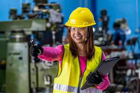 物字看素材控制工具行业亚洲女销售工程师的肖像在金属工厂商业和安全
